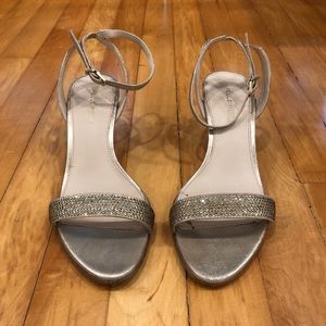 Pelle Moda platinum gold Fabia embellished kitten heel size 7.5